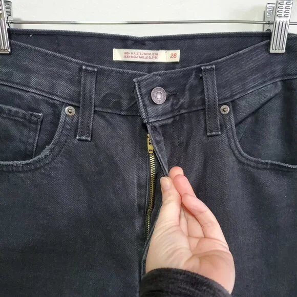 LEVI'S High Waisted Mom Jean Tapered Leg Stretch Distressed Black Women 28 x 28" - Picture 4 of 16